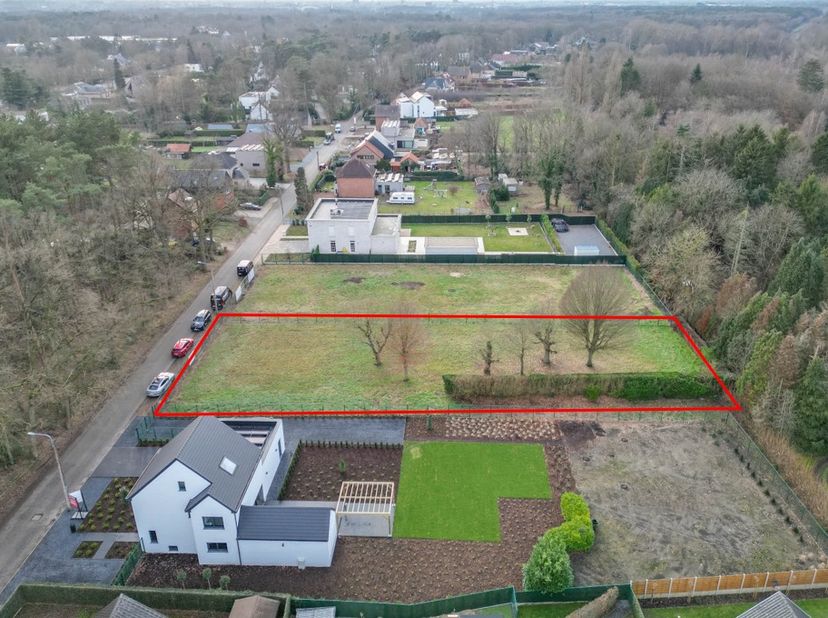 Prachtig perceel bouwgrond volledig omheind. Het perceel heeft een breedte van 24m en een diepte van +/- 71m.&lt;br /&gt;
&lt;br /&gt;
Het is gelegen in een rusti
