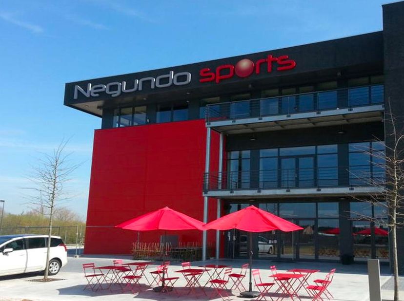 Situé au 2ème étage dun immeuble moderne avec hall d&#039;entrée commun et ascenseur, ce magnifique espace de bureaux de +/- 123 m² offre des espaces modul