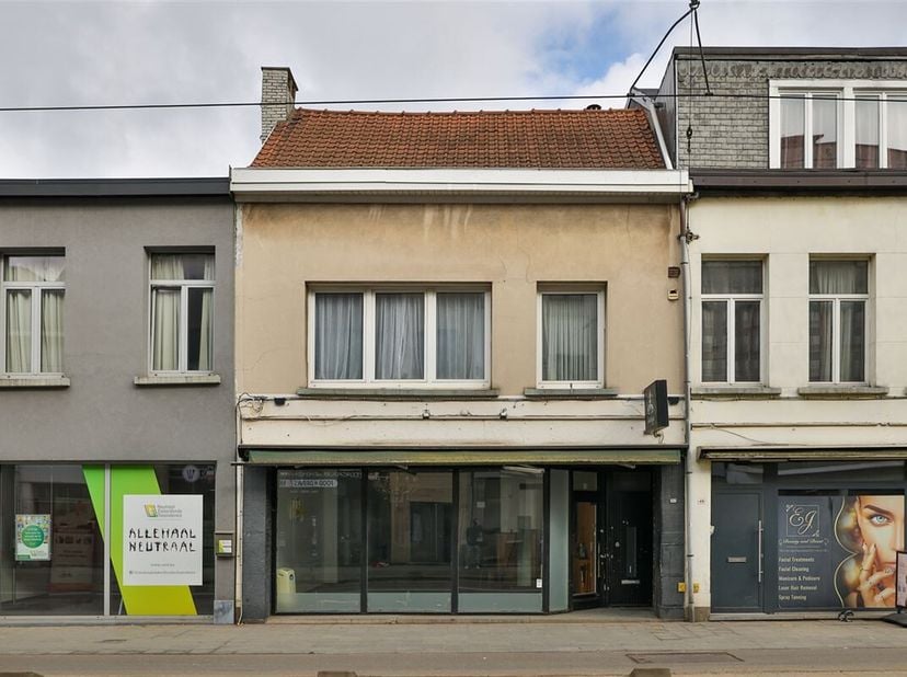 Op een centrale locatie te Deurne verkopen we dit handelshuis bestaande uit een commercieel gelijkvloers van 264 m² en een bovengelegen 1 slpk-apparte