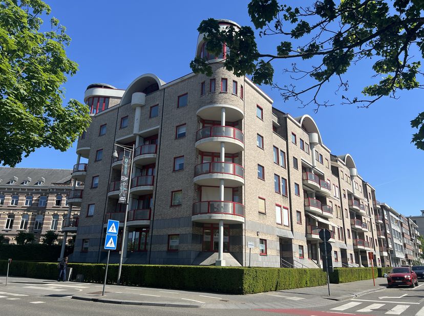 Goed gelegen gelijkvloers kantoor-/ handels-/ praktijkruimte, .....  (ca. 185 m²) in nabijheidheid van ziekenhuis en  Kleine Ring van Hasselt, met mog