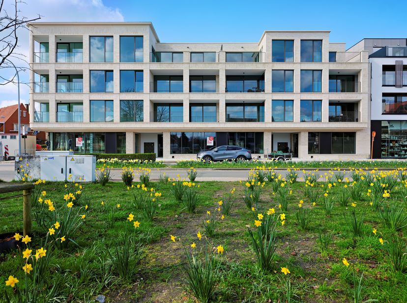 Les locaux commerciaux (1 013 m²) du nouveau projet BelFort sont situés dans un emplacement privilégié à Sint-Andries, à l&#039;angle de la Torhoutse Steen