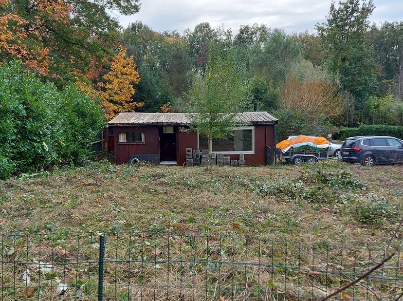 Ce terrain avec chalet est une 1ère résidence agréée pour une vie à petite échelle. Le chalet est habitable mais en mauvais état, notamment au niveau