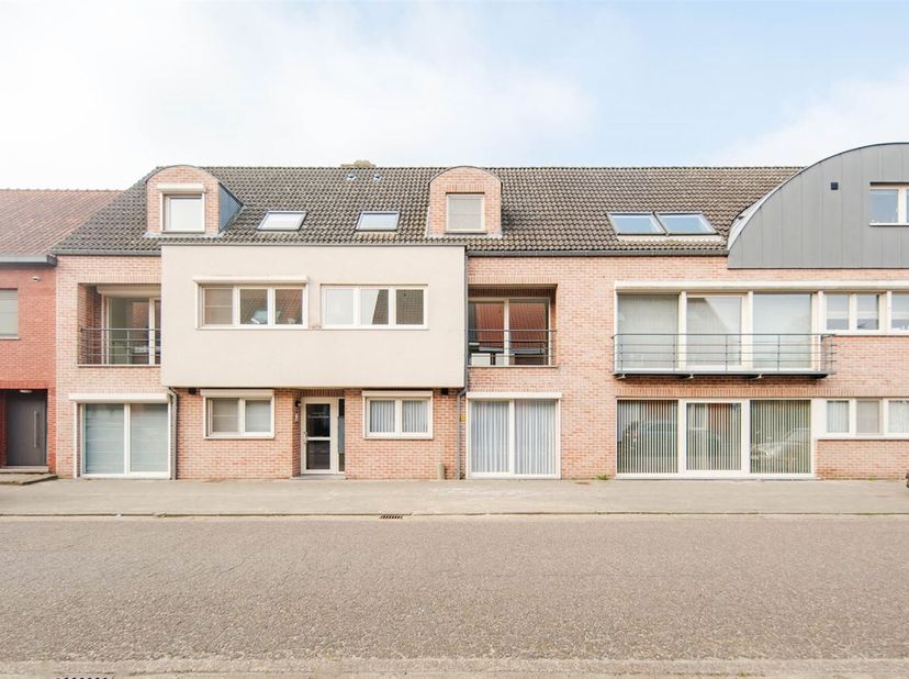 Duplex appartement met 3 slaapkamers en terras in het centrum van Mol.&lt;br /&gt;
Bij binnenkomst betreed je de inkomhal, die is voorzien van een praktisch