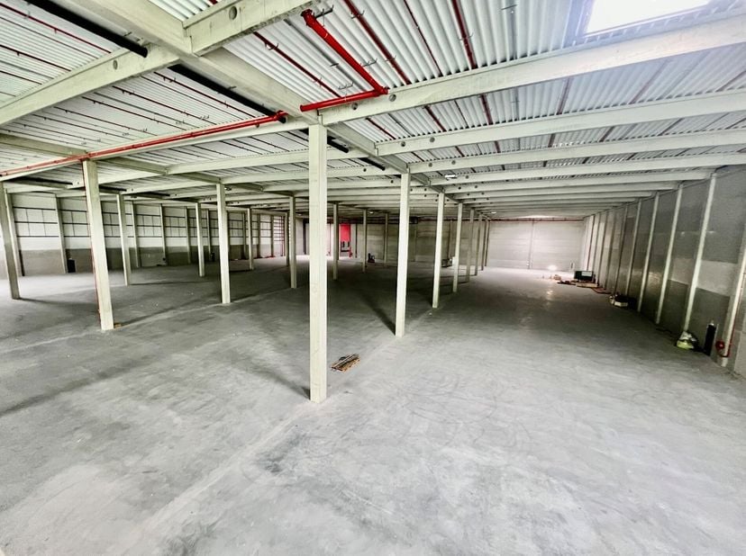 Cet entrepôt à Péruwelz (Belgique) propose des surfaces modulables de 9 000 m² à 110 000 m², avec un accès direct aux autoroutes E42 (Tournai-Liège) e