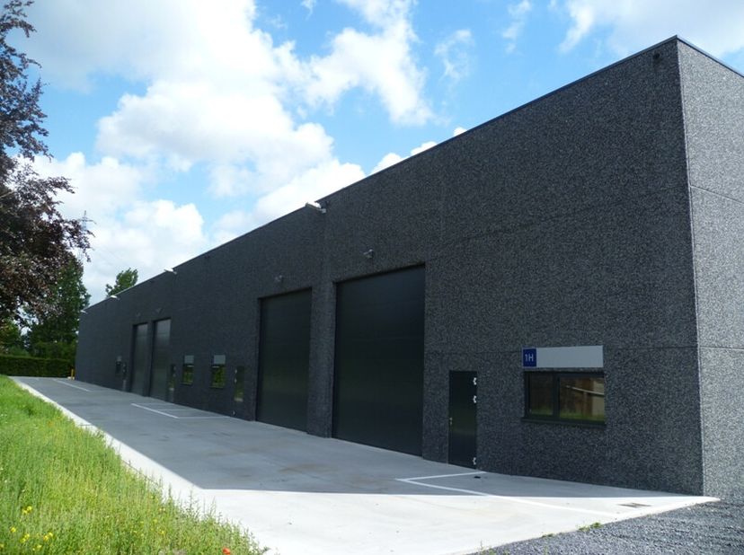 Magazijn van ca. 360m² op uitstekende locatie nabij afrit Roeselare-Haven. &lt;br /&gt;
Specificaties van de loods:&lt;br /&gt;
- vrije hoogte van ca.7m &lt;br /&gt;
-