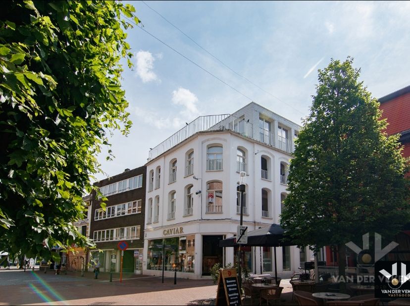 Luxueus afgewerkt penthouse voorzien van alle comfort en met een terras van maar liefst 66 m², op de hoek van de Witte Nonnenstraat en de Demerstraat