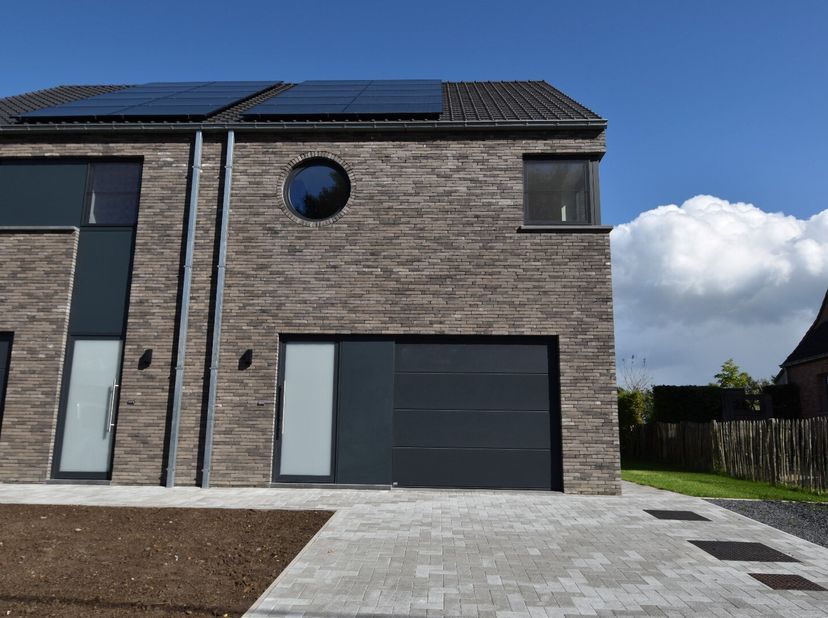 Bent u op zoek naar een instapklare nieuwbouwwoning met de laatste nieuwe materialen die gelegen is in Sint-Pauwels? Dan is deze woning vast iets voor