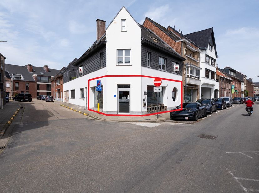 Gelegen op een top locatie in het centrum van Diepenbeek.&lt;br /&gt;
Aan rechterzijde is er een vergund terras van 12 lopende meter ter hoogte van de parki