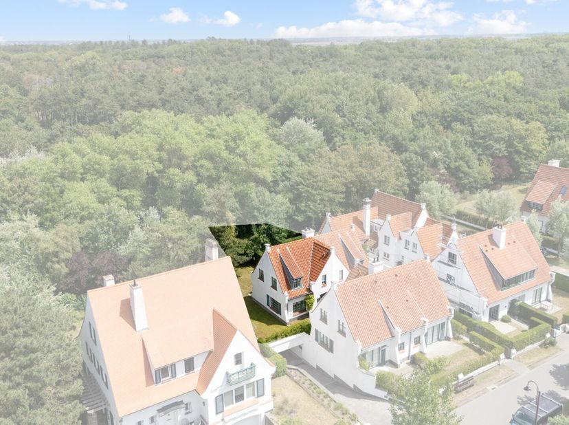 Topgelegen villa (hob) in de Concessie van De Haan, pal naast het bos en op 350m van het strand. Bestaat uit inkom met gastentoilet en vestiaire, zonn
