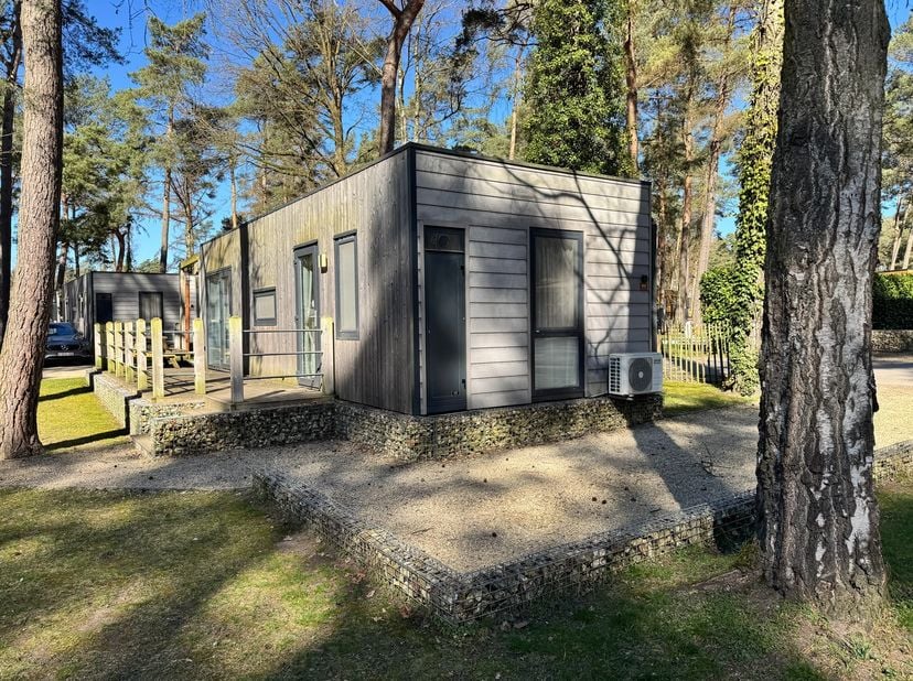 Bent u op zoek naar een slimme en zorgeloze investering? Ontdek deze moderne vakantiewoning op EuroParcs Hoge Kempen, gelegen in het prachtige Zutenda