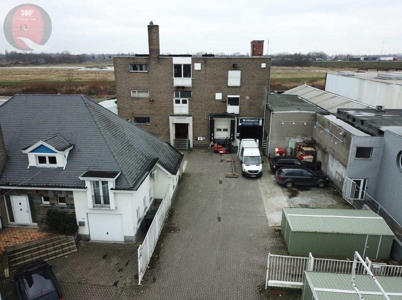 Centraal gelegen magazijn ca 220m², op tussenverdiep  met laadkade,  kan niet  binnengereden worden met auto of bestelwegen.  3 maanden waarborg, 50€