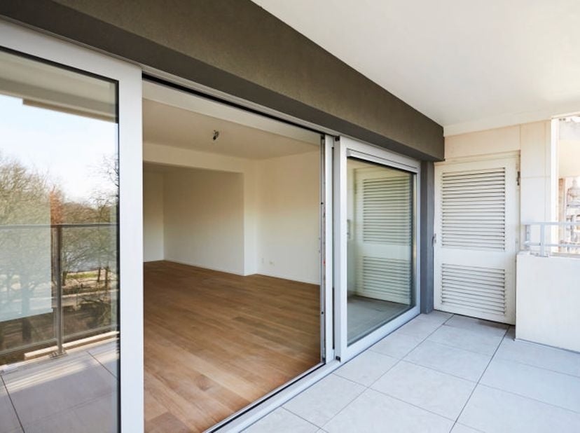 Appartement 2 chambres de 110 m² + 2 terrasses (53 m²) avec une vue sur le Parc du Cinquantenaire. Il se situe au 1er étage dun immeuble de standing e