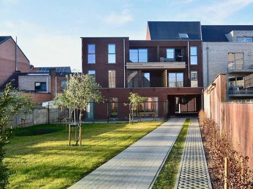 Mooi appartement op de eerste verdieping! &lt;br /&gt;
&lt;br /&gt;
Indeling : Inkomhal , apart toilet , badkamer , 2 slaapkamers , woonkamer met open keuken , be