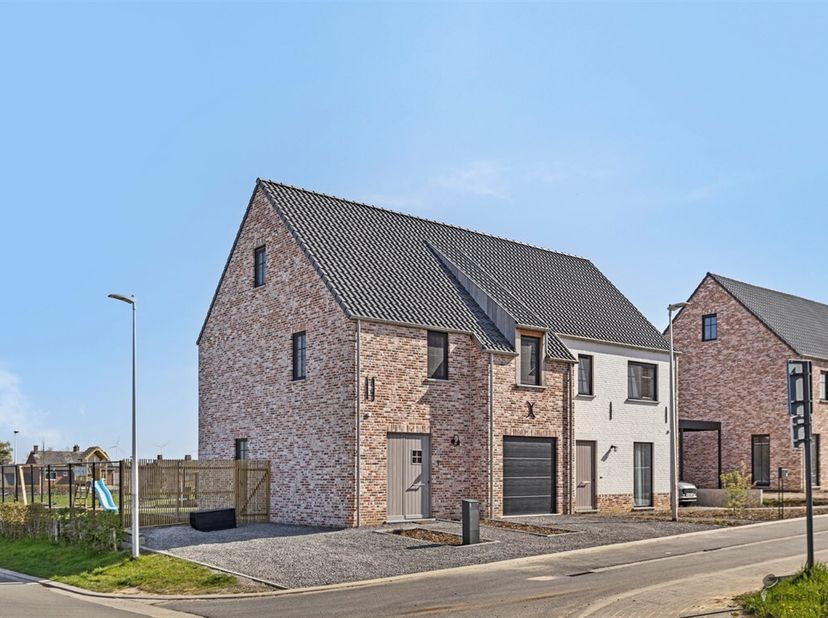 Instapklare halfopen nieuwbouwwoning te koop in Hoeselt&lt;br /&gt;
Op zoek naar een moderne, energiezuinige woning in een rustige en kindvriendelijke woonw