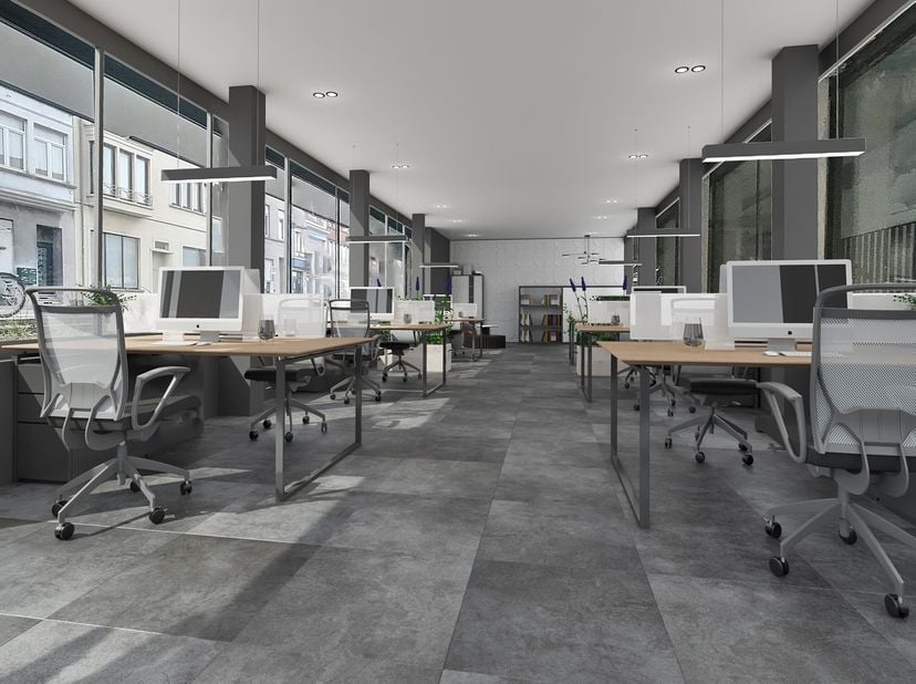 Casco kantoorruimte van ca.115 m² met veel lichtinval te huur in Kortrijk met commerciële ligging. Het kantoor is gelegen in het centrum nabij diverse
