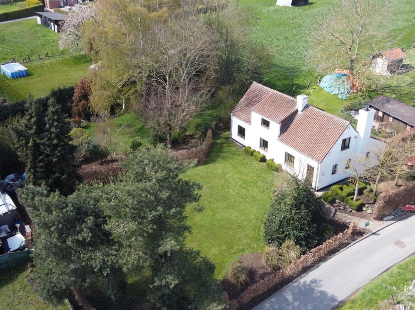 Ontdek deze instapklare woning gelegen in een rustige en geliefde woonwijk van Relegem. De ligging biedt het perfecte evenwicht tussen landelijke char