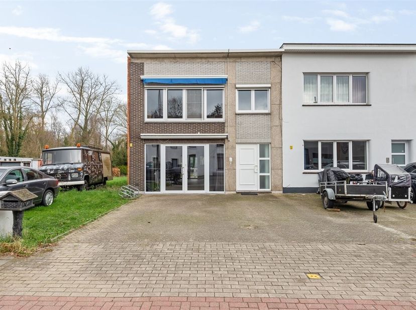 Ruime woning met enorm veel potentieel en een prachtige tuin!&lt;br /&gt;
Ligging: Deze unieke woning, gelegen aan een doorgaande weg, biedt een uitstekende