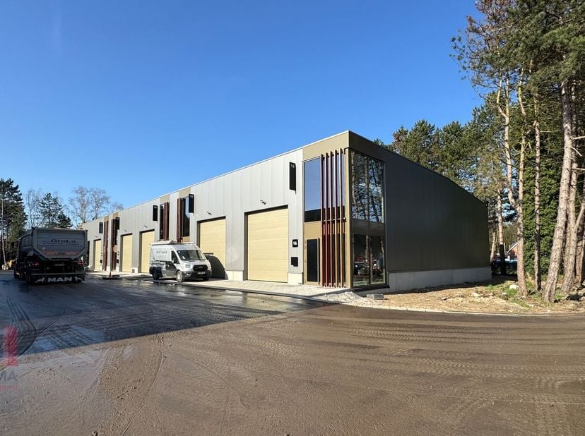 Unité PME de haute qualité de 288 m² (avec une mezzanine de 57 m²) et 3 places de parking privées à vendre. Situation stratégique dans le triangle Mal