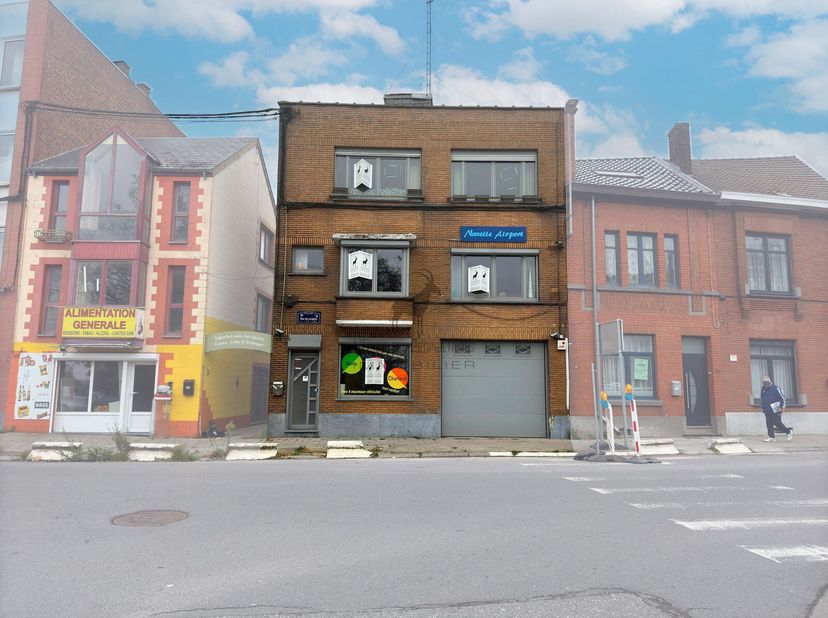 Referentie van het bureau: v7170-386&lt;br /&gt;
*** VIRTUELE TOUR: https://envisite.net/vtour/fr/iictvz ***&lt;br /&gt;
Te koop investeringsgebouw van 3 percelen