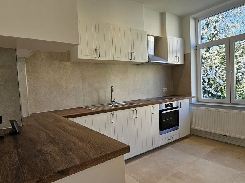 LAEKEN - A 2 pas de la Tour Japonaise, PARVISSIMMO VOUS PROPOSE ce magnifique appartement de 100m² au 1 er étage dans un petit immeuble sans ascenseur