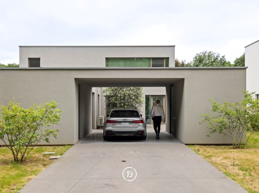 In een rustige straat in het groene Heverlee bevindt zich deze uitzonderlijke architectenwoning, ontworpen door architect Matthias Verhulst (46n2 arch
