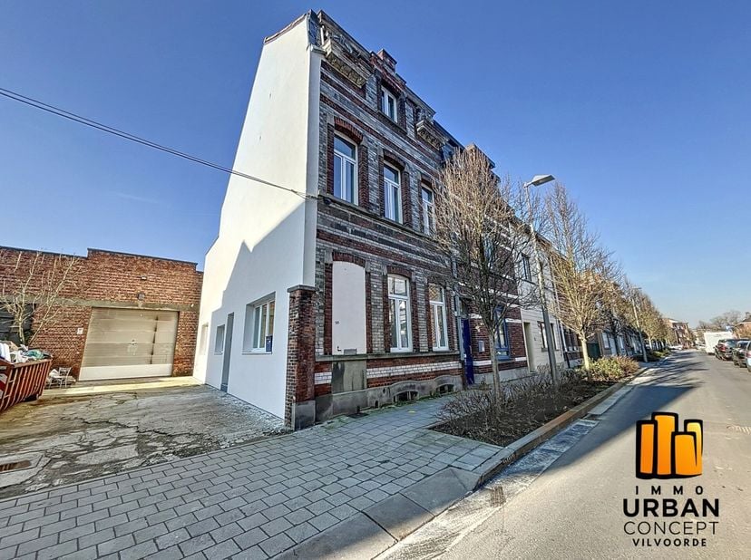 https://nodalview.com/s/2T9Dn-YNjEJAWPcNjQmn7Z&lt;br /&gt;
Urban Concept Vilvorde vous présente un triplex entièrement rénové de +-135 m² sans terrasse (100
