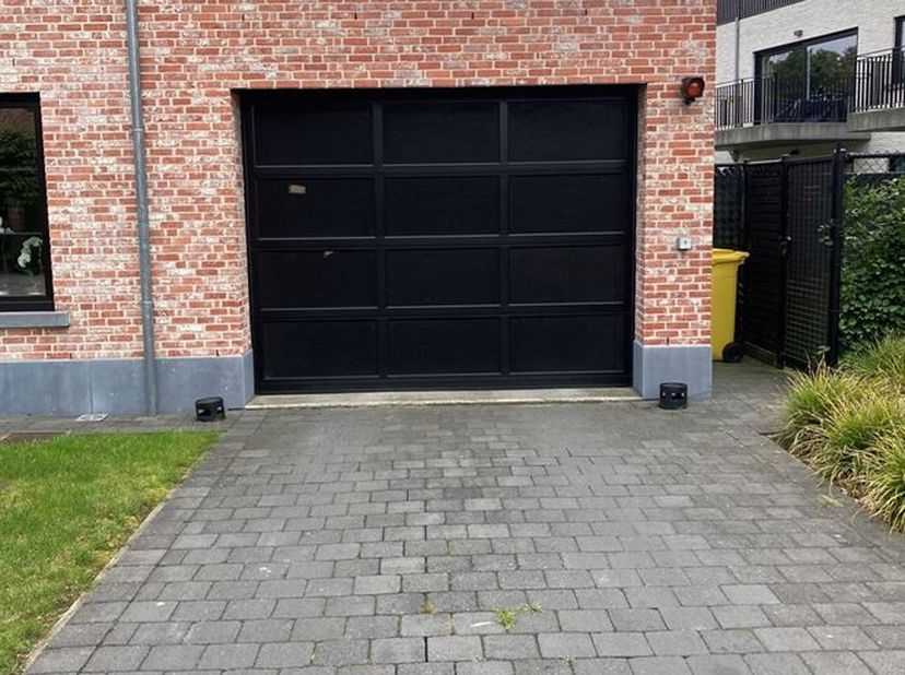 Ondergrondse autostaanplaats (nummer 9) gunstig gelegen te Lille nabij op- en afrit  E34.&lt;br /&gt;
Deze autostaanplaats is gelegen nabij centrum Lille, v