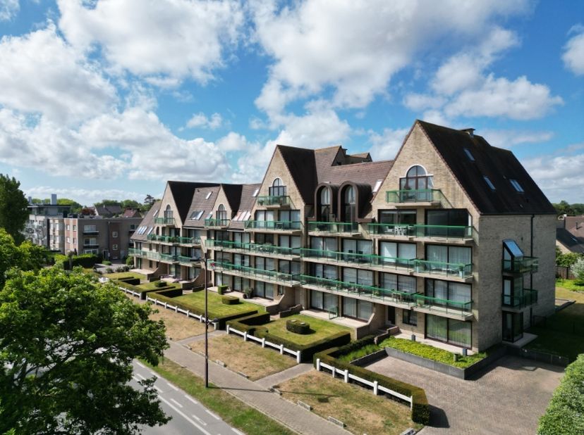 Ontdek dit ruim appartement met zonnige terrassen gelegen op wandelafstand van de zee en het centrum van Oostduinkerke-bad. &lt;br /&gt;
&lt;br /&gt;
De ruime woo