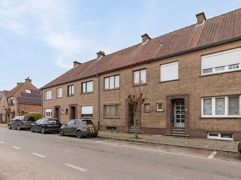 Diest: Te renoveren woning te koop met topligging en investeringspotentieel! Deze gesloten bebouwing in Diest is dé kans voor wie op zoek is naar een
