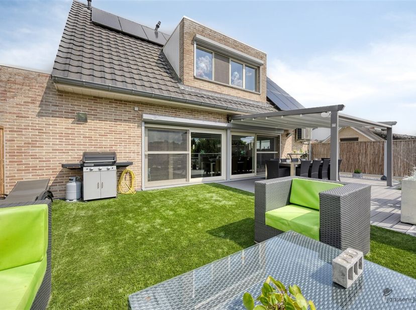 Dans le centre de Ham se trouve cet appartement exceptionnel avec une surface habitable de pas moins de 175 m² et une terrasse ensoleillée de 70 m².&lt;b