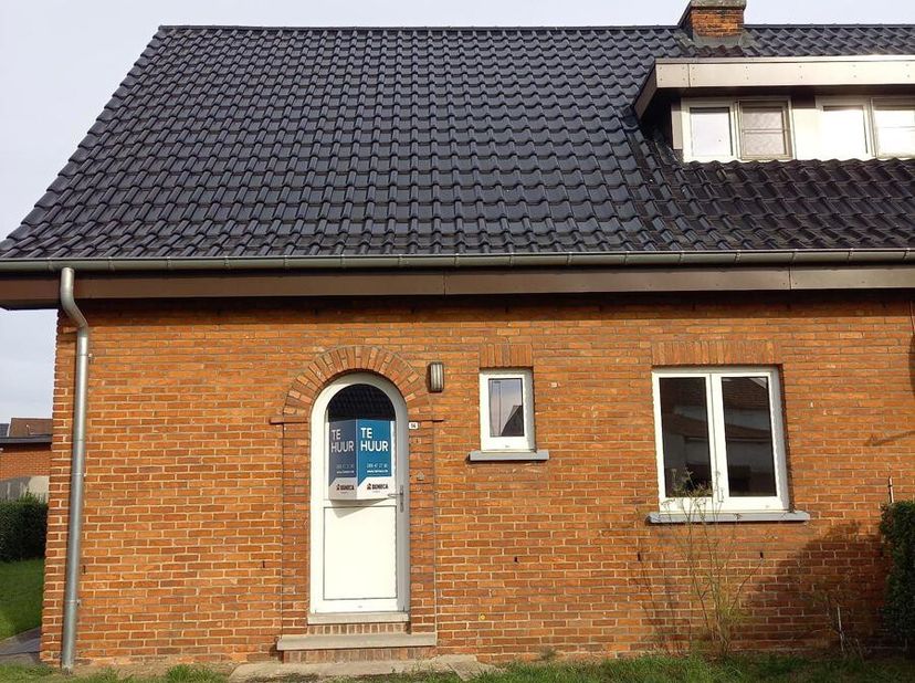 Mooie woning met tuin en garage te huur in centrum van Maasmechelen.&lt;br /&gt;
Bij het binnenkomen via de voordeur heb je dadelijk links een aparte Wc, da