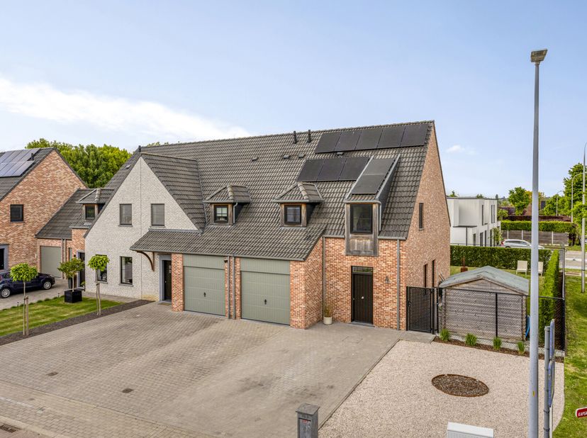 3 slaapkamers + ruime zolderkamer met vaste trap&lt;br /&gt;
Garage en 2 staanplaatsen op de oprit&lt;br /&gt;
Label A en zonnepanelen&lt;br /&gt;
Gezellige lichtrijke