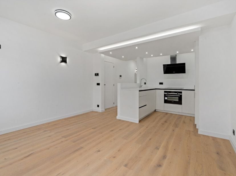 Koksijde : In een kleinschalige residentie met lage gemeenschappelijke kosten, vindt u dit perfect gerenoveerde appartement met 2 slaapkamers. Zeer ce
