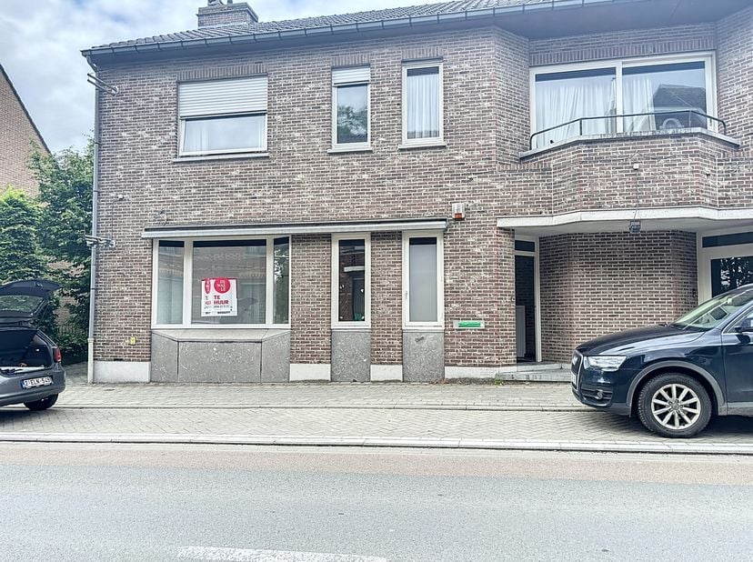 Propriété commerciale d&#039;environ 150 m² à louer à Vichte. Cet établissement commercial est situé à proximité de plusieurs routes d&#039;accès et de l&#039;E17.&lt;b