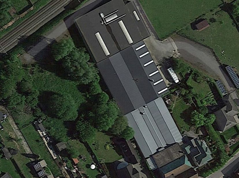 In een binnenkort volledig vernieuwd industriepark/KMO zone bieden wij meerdere magazijnen aan die als loods, opslagruimte, fabricageruimte en/of atel