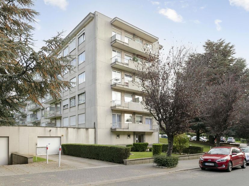 Emplacement parking intérieur pour une voiture dans un garage commun.