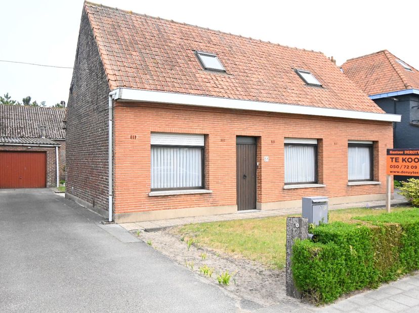 Aan de rand van Maldegem, tussen het centrum van Adegem en Balgerhoeke vind je deze vrijstaande woning die ondanks haar respectabele leeftijd tot voor