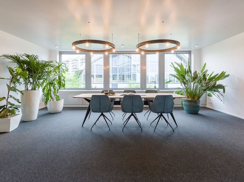 Fantastisch gelegen instapklare kantoren van 683 m² te huur op slechts 2 minuten van de R0 op- en afrit Jette met een vlotte ontsluiting naar de E40.