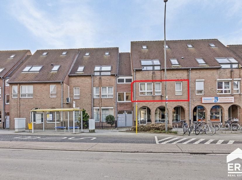 Op te frissen appartement te koop in Lommel! In hartje Lommel gelegen appartement (1ste verdieping) met 2 slaapkamers en bovengrondse autostaanplaats.