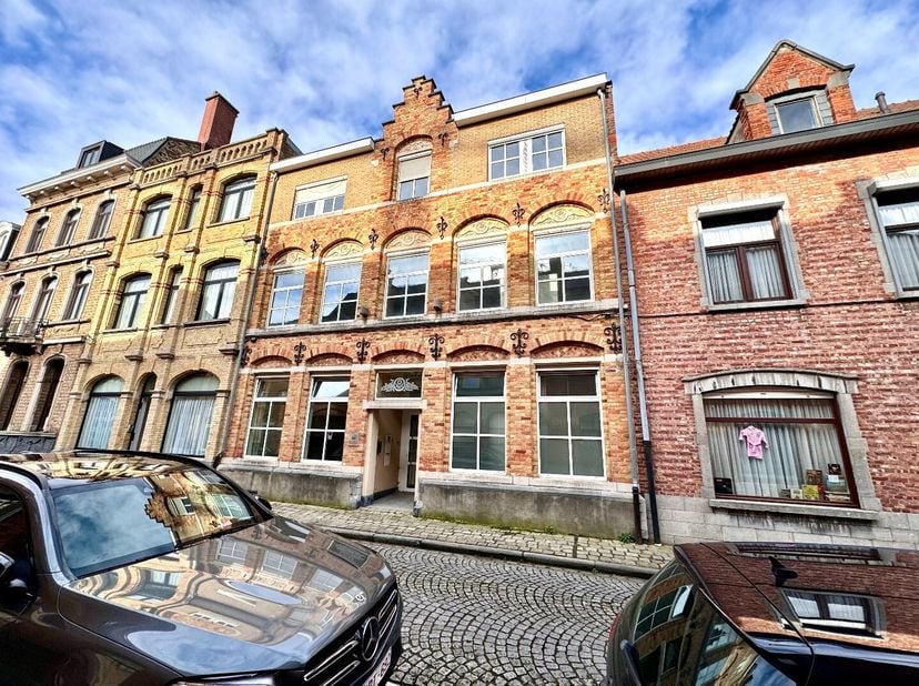 Dit voormalige opleidingscentrum (kantoor) kan eventueel omgevormd worden tot vakantiewoning of B&amp;B mits zich aan de opgelegde voorwaarden te houden.&lt;