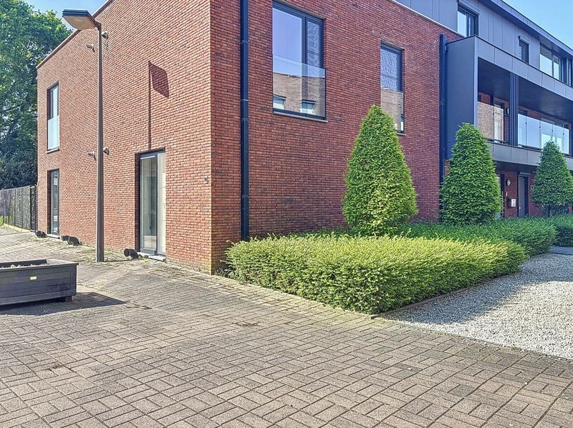 Gelijkvloers appartement met 2 slaapkamers en zonovergoten tuin te huur in Meeuwen.&lt;br /&gt;
In het gezellige centrum van Meeuwen vinden we dit gelijkvlo