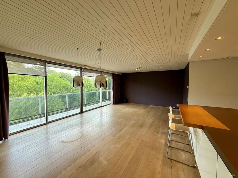 In de residentiële Fruithoflaan in Berchem vinden we dit ruime appartement van 124m² op de vierde verdieping, uiteraard met lift.&lt;br /&gt;
Het appartemen
