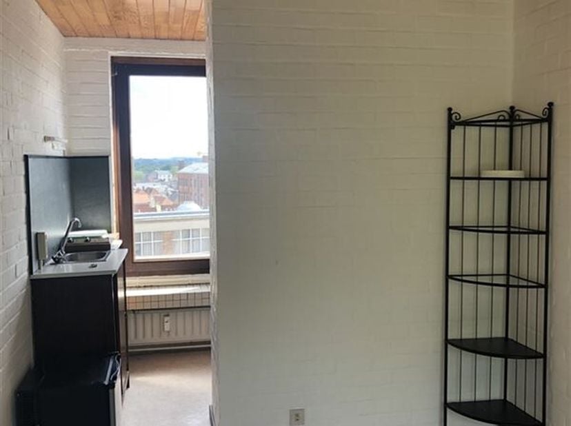 HENRO-IMMO vous propose un bureau situé le long des boulevards de Tournai.&lt;br /&gt;
Il se compose d&#039;un espace bureau ainsi que d&#039;une petite cuisine et d&#039;