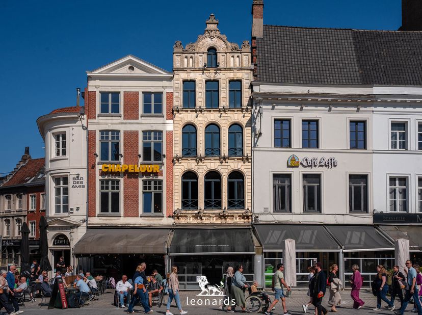 Een historisch icoon in het hart van KortrijkHet verhaal van dit pand begint in de 16de eeuw, toen het bekend stond als &quot;Het Zeugsken&quot;, een eenvoudige