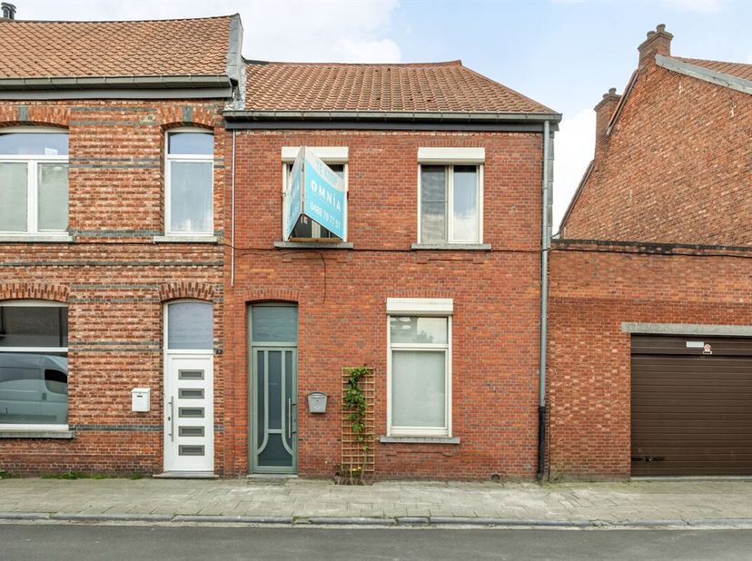 Deze gezellige gezinswoning bevindt zich nabij de Stokste Heide en de Merodelei in een rustige straat. Alsook zijn winkels,  scholen, openbaar vervoer