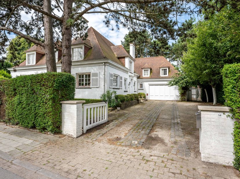 Deze karaktervolle woning, gebouwd in 1959, bevindt zich op korte afstand van het levendige centrum van Oostende en ligt gunstig nabij belangrijke in-