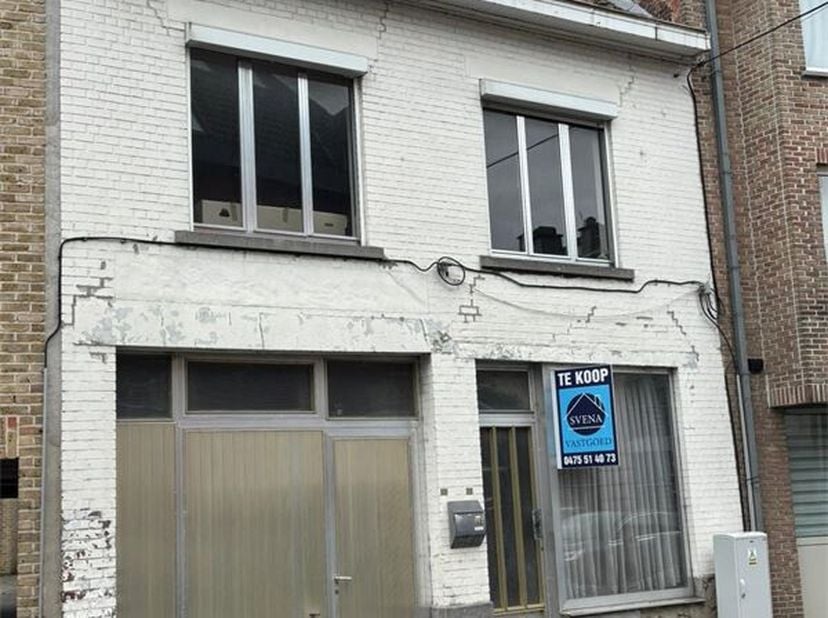 MAISON SPACIEUSE À RÉNOVER AVEC JARDIN&lt;br /&gt;
Cette propriété est située dans le centre ville de Ninove, à proximité des écoles, des commerces et des t