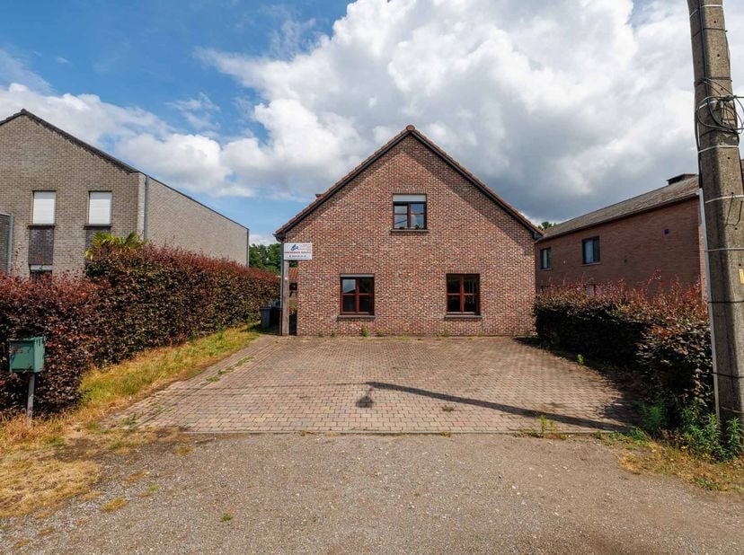 (2-gezins)woning, bestaande uit:&lt;br /&gt;
1/ een appartement (huisnummer 51) op het gelijkvloerse verdieping met een garage. Vrij van huur.  Via de inkom