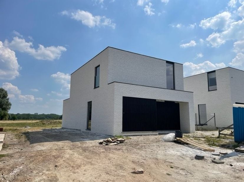 In opdracht van GhimmoHuysman bouwt Huysman Bouw deze luxueuze villa op een zuidoost georiënteerd perceel van 961m2. De woning is gelegen in St-Goriks