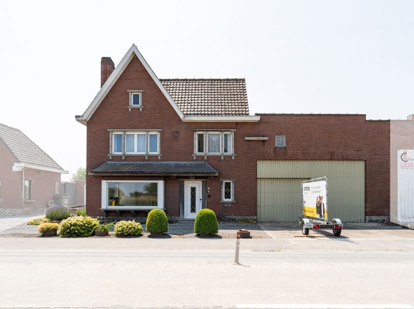 Ben jij opzoek naar een ruime woning met aanpalende loods? Lees dan snel verder, want wij hebben het perfecte aanbod! Centraal gelegen in Gits, een de